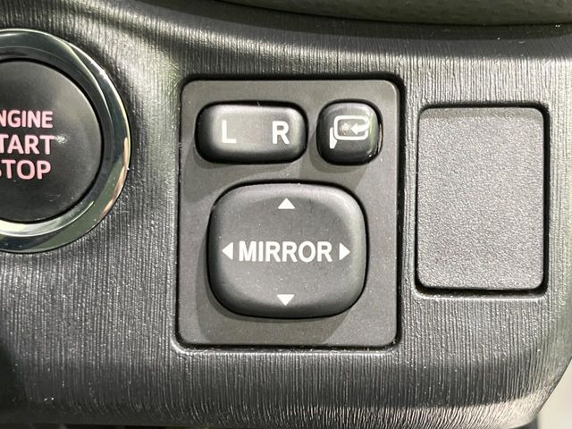 【電動格納ミラー】サイドミラーは電動格納式となっており、狭い駐車場でもキズがつくリスクを抑えられます。