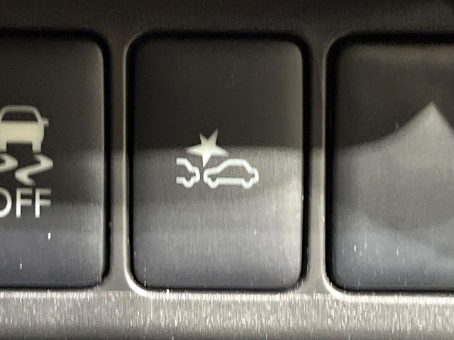 【三菱e-Assist】走行中に前方の車両等を認識し、衝突しそうな時は警報とブレーキで衝突回避と被害軽減をアシスト。より安全にドライブをお楽しみいただけます。