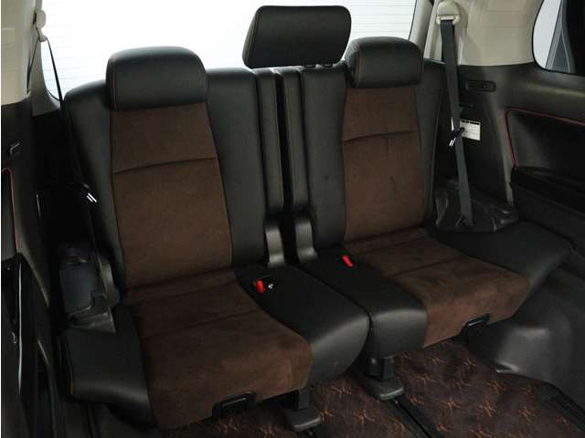 サードシートも広々とした空間をご用意しております!シートアレンジにて、快適スペースを作ることも可能となっております!アレンジパターンも豊富で、様々なシーンにご利用いただけます!