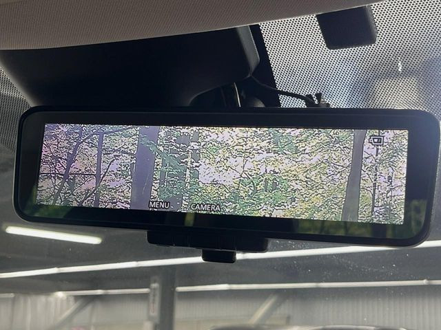 【インテリジェントルームミラー】後席の大きな荷物や同乗者で後方が確認しづらい時でも安心!カメラが撮影した車両後方の映像をルームミラー内に表示。クリアな視界で状況の確認が可能です!