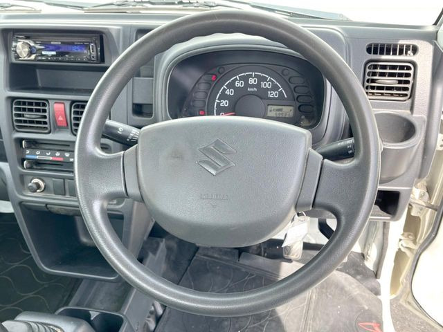 インテリアに合わせたデザインのステアリングは、運転される方のことも考え、運転しやすい形状、大きさです。是非一度、実際に触ってお確かめください。