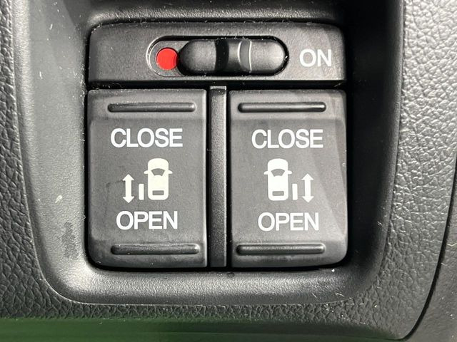 【両側パワースライドドア】スマートキーや運転席のスイッチで後席両側スライドドアの開閉が可能♪電動だから力を入れてドアを開ける必要が無く、小さなお子様でも簡単に開け閉めでき快適です♪