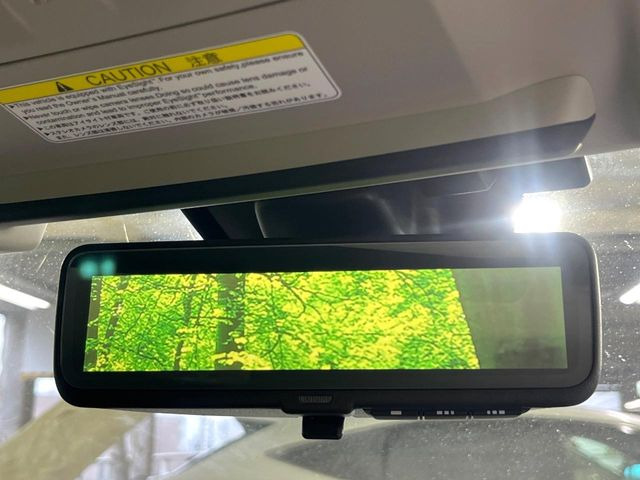 【スマートリヤビューミラー】後席の大きな荷物や同乗者で後方が確認しづらい時でも安心!カメラが撮影した車両後方の映像をルームミラー内に表示。クリアな視界で状況の確認が可能です!