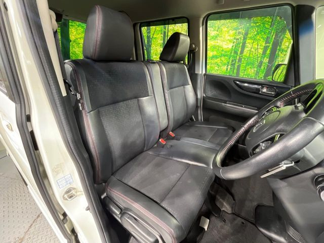 【ハーフレザーシート】高級感と座り心地を両立した人気のシート♪背面・座面のファブリック素材は、通気性の良さや滑りにくさに優れています。気温や服装に左右されず快適にお乗りいただけます。