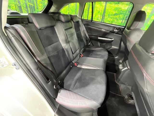 後部座席も気になるようなキズ・汚れやへたり等、大きなダメージはなく、良好な状態です。