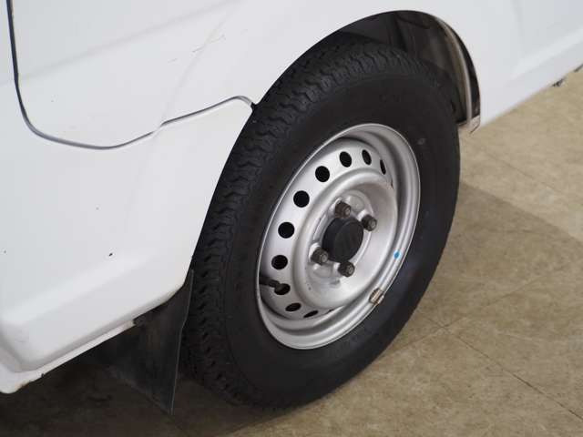 タイヤのホイールの細かいところまでキレイいにしてからお渡しします!