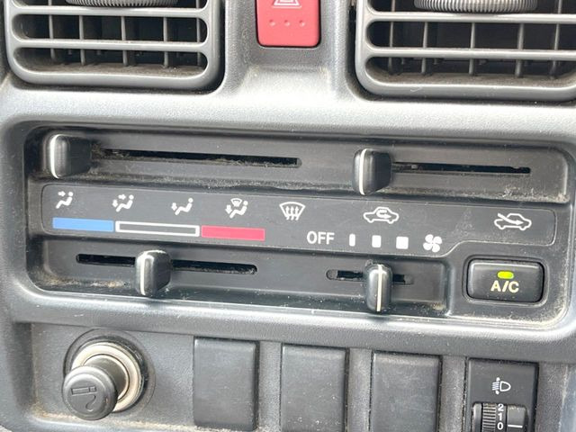 寒い冬も暑い夏も全席に快適な空調を届けてくれる、ダイヤル式エアコンを装備♪