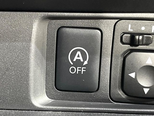 【アイドリングストップ】赤信号や渋滞で停車した際にエンジンを停止し、無駄な燃料の消費を抑えます。燃費向上や環境保護につなげる機能♪エンジンはブレーキを離せば再始動します。