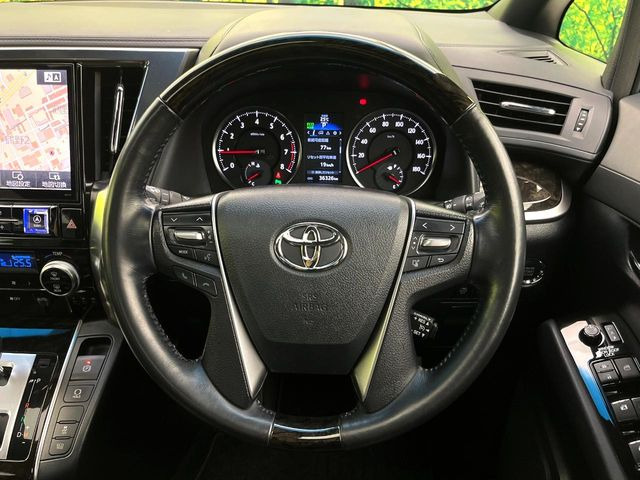 【ウッドコンビステアリング】高級感ある木目調パーツを採用した手に良く馴染むコンビハンドル。運転席廻りの雰囲気も一気に豪華になります!