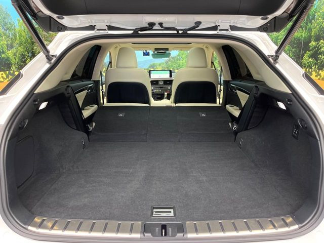 後席を格納すると、これだけの広さが!シーンに合わせたシートアレンジで、大きな荷物も積むことが出来ます♪