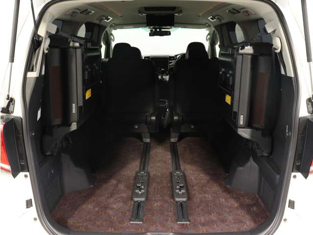 ミニバン最大級のスペース!ご家族、お友達とのキャンプやバーベキューほか、お仕事でも十分な容量が有ります!