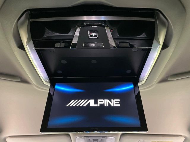 【フリップダウンモニター】大画面モニターで後席でもエンタメをお楽しみいただけます。小さなお子様にも大人気の装備です♪