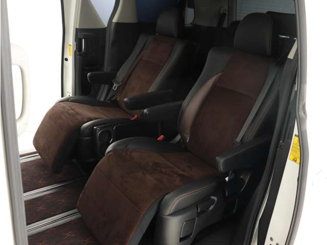 【特別仕様車限定】ハーフレザーシート!本革&ブラック人工皮革とアルカンターラシートがミックスされたハーフレザーシートです。おしゃれな色の組み合わせで高級感のある車内空間が広がっております。