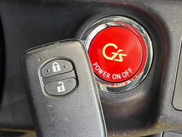 【スマートキー】カバンやポケットに入れたままでもドアの施錠・解錠が可能なスマートキーを装備。エンジンのオン・オフ時もカギを取り出す必要が無いからとっても便利です♪