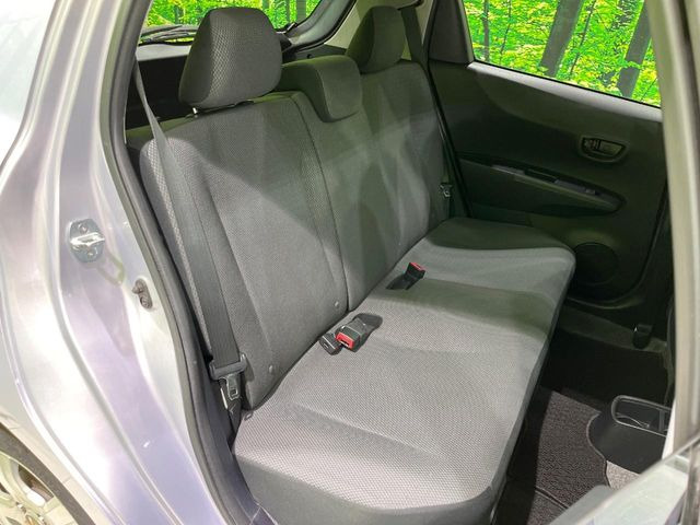 後部座席も気になるようなキズ・汚れやへたり等、大きなダメージはなく、良好な状態です。