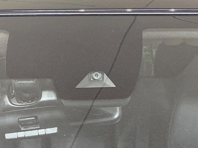 【インテリジェントエマージェンシーブレーキ】フロントカメラで前方の車両や歩行者を検知。衝突しそうな時は衝突被害軽減ブレーキが作動、衝突回避をサポート。より安全にドライブをお楽しみいただけます。