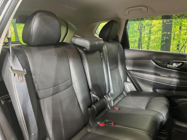 広々とした2列目シートは居住性が高く、居心地も快適!友達や家族とのお出かけにぴったりです。ベビーシートやチャイルドシート使用時も快適にお過ごしいただける十分な空間を確保しています。