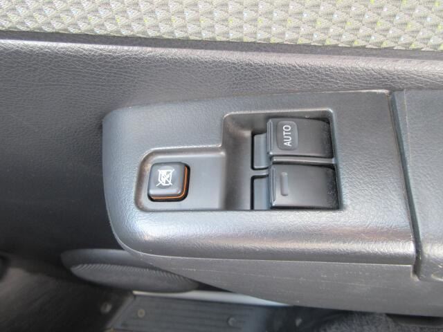 �p���[�E�B���h�E�͉^�]�Ȃ̃X�C�b�`�̂݃I�[�g�@�\����������Ă���܂��B�E�B���h�E���b�N����������Ă��܂��B