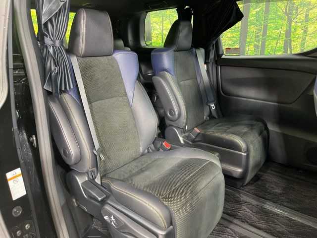 後部座席も気になるようなキズ・汚れやへたり等、大きなダメージはなく、良好な状態です。