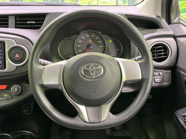 インテリアに合わせたデザインのステアリングは、運転される方のことも考え、運転しやすい形状、大きさです。是非一度、実際に触ってお確かめください。