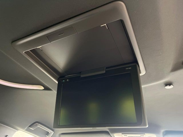 【後席モニター】家族や友人とお出かけする機会が多い方に大人気の後席モニターを装備!見やすい位置に画面がありテレビやDVDの視聴も快適!友達もお子様も、後席にしか乗らなくなるかも??