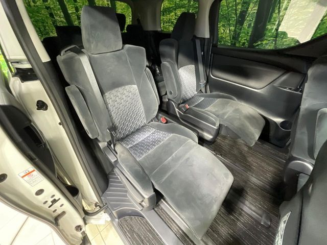 後部座席も気になるようなキズ・汚れやへたり等、大きなダメージはなく、良好な状態です。