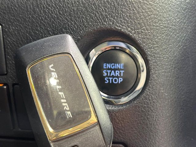 【スマートキー】カバンやポケットに入れたままでもドアの施錠・解錠が可能なスマートキーを装備。エンジンのオン・オフ時もカギを取り出す必要が無いからとっても便利です♪