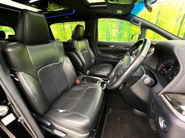 【ハーフレザーシート】高級感と座り心地を両立した人気のシート♪背面・座面のファブリック素材は、通気性の良さや滑りにくさに優れています。気温や服装に左右されず快適にお乗りいただけます。