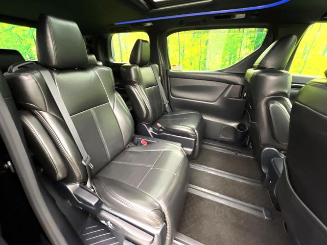 二列目中央はウォークスルーとなっております。二列目と三列目の移動や乗り降りがとっても楽になるので、乗り降りの際もストレスを感じることはありません♪