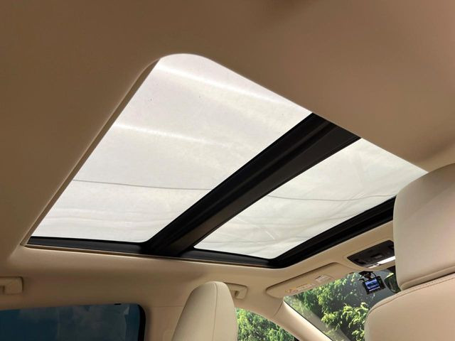 【サンルーフ】開放感たっぷりの希少装備、サンルーフが装着されています!車内に明かりを取り入れたり景色を楽しむ以外にも、車内の空気も簡単に換気できて快適です!