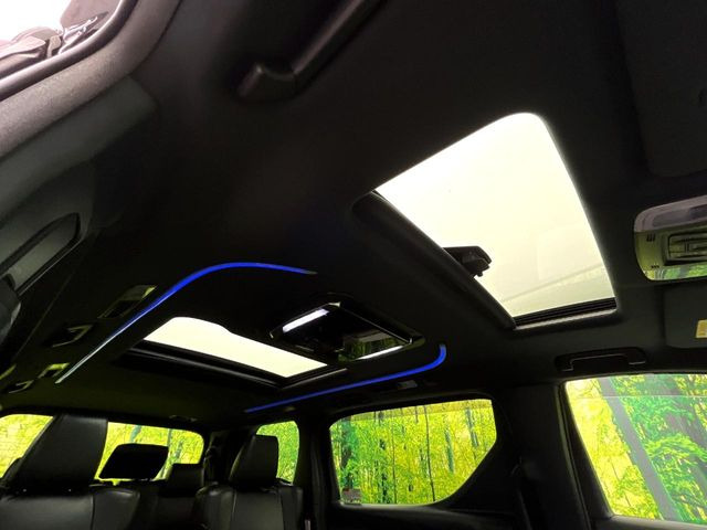 【サンルーフ】開放感たっぷりの希少装備、サンルーフが装着されています!車内に明かりを取り入れたり景色を楽しむ以外にも、車内の空気も簡単に換気できて快適です!