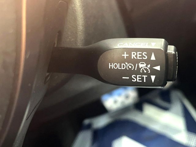 【レーダークルーズコントロール】高速道路での長距離走行が楽に!!自動で速度を保つクルーズコントロールが、衝突軽減システムと連携し、前方の車両を感知して車間を保つように速度調節してくれます!!