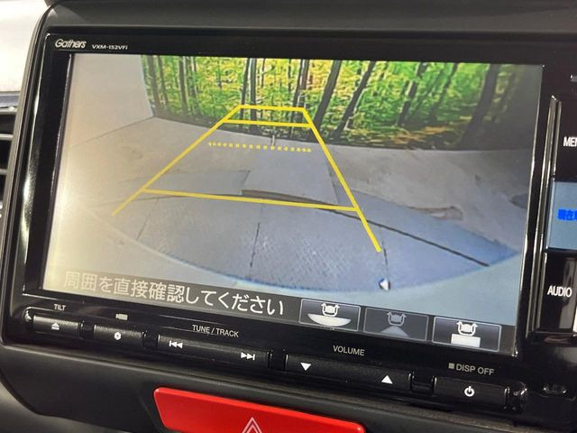 【バックカメラ】駐車時に後方がリアルタイム映像で確認できます。大型商業施設や立体駐車場での駐車時や、夜間のバック時に大活躍!運転スキルに関わらず、今や必須となった装備のひとつです!