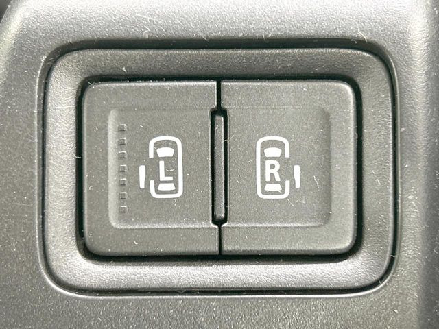 【両側パワースライドドア】スマートキーや運転席のスイッチで後席両側スライドドアの開閉が可能♪電動だから力を入れてドアを開ける必要が無く、小さなお子様でも簡単に開け閉めでき快適です♪