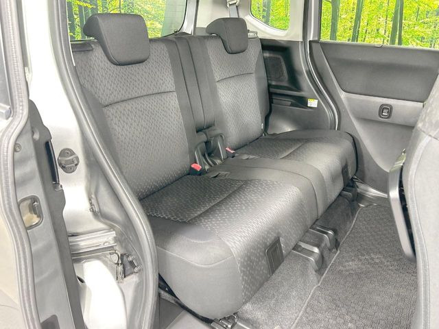 後部座席も気になるようなキズ・汚れやへたり等、大きなダメージはなく、良好な状態です。