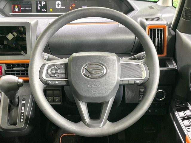 �C���e���A�ɍ��킹���f�U�C���̃X�e�A�����O�́A�^�]�������̂��Ƃ��l���A�^�]���₷���`��A�傫���ł��B�����x�A���ۂɐG���Ă��m���߂��������B