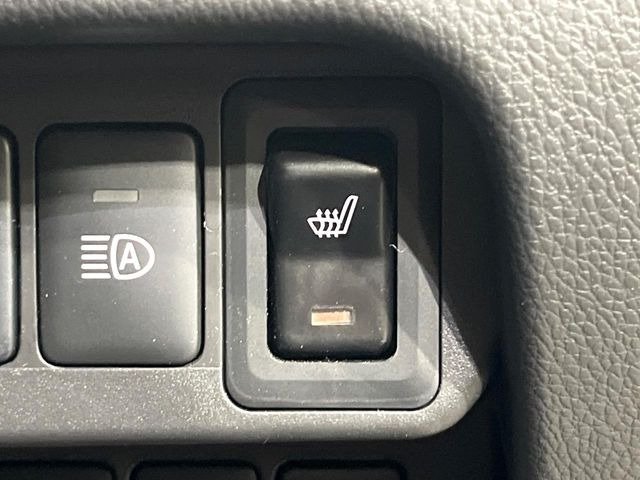 【シートヒーター】寒い日に重宝するシートヒーター!エアコンより早く温まってくれるので寒がりの人も安心ですね♪エアコンの温風は乾燥するから苦手、という方にもをおすすめです。