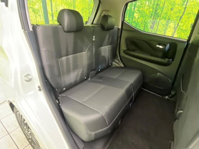 後部座席も気になるようなキズ・汚れやへたり等、大きなダメージはなく、良好な状態です。