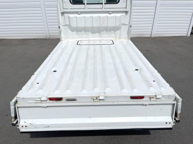 積み下ろしのしやすいデッキにはたっぷりと荷物を積み込んでいただけます。遊びから仕事まで、様々なシーンで頼れます♪