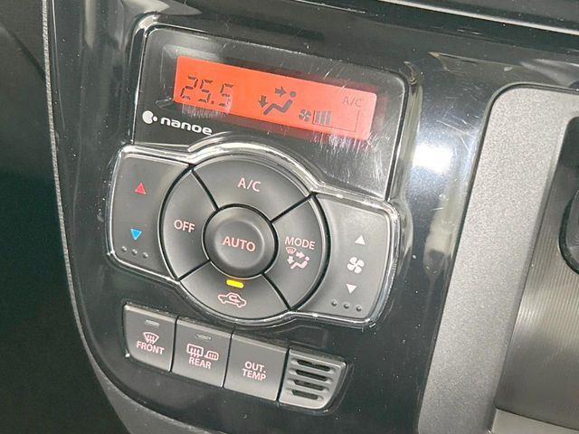 【オートエアコン】一度お好みの温度に設定すれば、車内の温度を検知し風量や温度を自動で調整。暑い…寒い…と何度もスイッチ操作をする必要はありません。快適な車内空間には必須の機能ですね♪