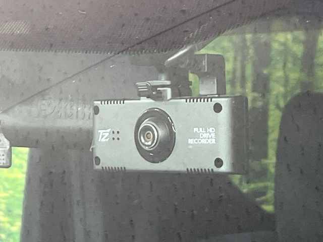 【ドライブレコーダー】安心・安全なカーライフに必須のドライブレコーダーを装備!走行中はもちろん、あおり運転や事故に遭遇した際の状況も映像で記録し、万一のリスクに備えます。