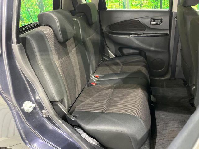 後部座席も気になるようなキズ・汚れやへたり等、大きなダメージはなく、良好な状態です。