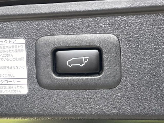 【パワーバックドア】スマートキーや運転席のボタンを押すだけでリアゲートが自動で開閉します!荷物を持っている時や、高い位置にあるバックドアを閉める際に便利な機能です♪