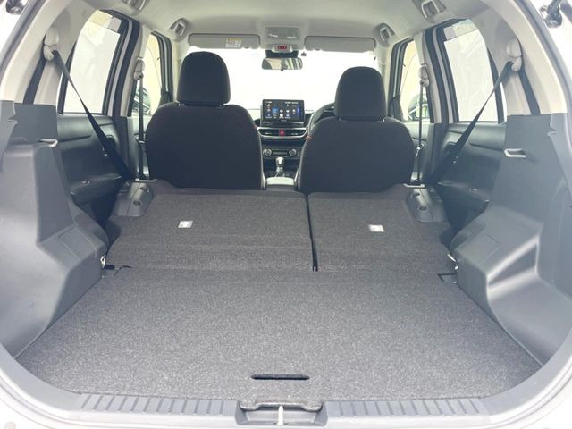 ���i�̂���������ʋ΁A���}���ɏ\���ȉ׎��X�y�[�X���m�ۂ��Ă���܂��B�Z�J���h�V�[�g��|���ƁA�傫�ȉו��̐ύڂ��\�ł���