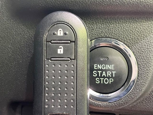 【キーフリーシステム】カバンやポケットに入れたままでもドアの施錠・解錠が可能なスマートキーを装備。エンジンのオン・オフ時もカギを取り出す必要が無いからとっても便利です♪