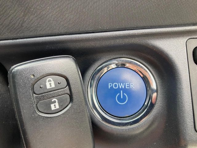 【スマートキー】カバンやポケットに入れたままでもドアの施錠・解錠が可能なスマートキーを装備。エンジンのオン・オフ時もカギを取り出す必要が無いからとっても便利です♪