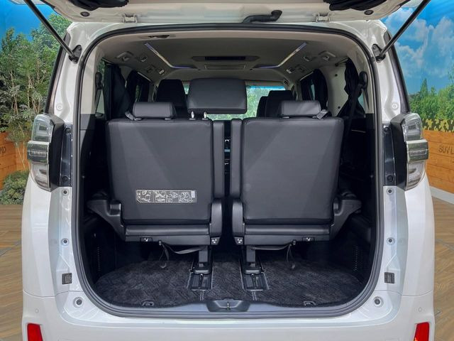 二列目シートは前後スライドが可能です。後ろに下げれば足元が広くゆったり座れ、前に詰めれば大きなラゲッジスペースが確保できます。シーンに応じて使い分けできるからとっても便利です♪