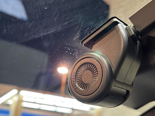 【ドライブレコーダー】安心・安全なカーライフに必須のドライブレコーダーを装備!走行中はもちろん、あおり運転や事故に遭遇した際の状況も映像で記録し、万一のリスクに備えます。