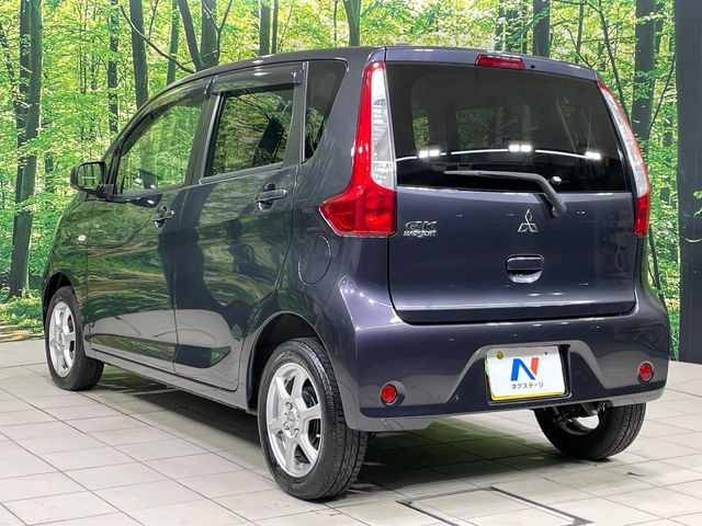 高透明度のガラス皮膜で撥水はもちろん、上質なツヤ・光沢を実現。紫外線や酸性雨から大切な愛車を保護し、色あせ・劣化を防止。「弾スプラッシュコート」、「弾プリミッサコート」からお選びいただけます。