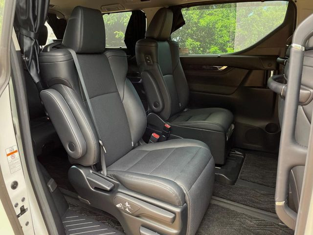 後部座席も気になるようなキズ・汚れやへたり等、大きなダメージはなく、良好な状態です。
